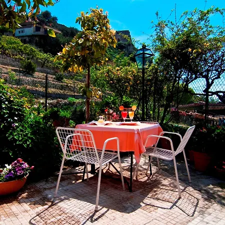 Bed & Breakfast U Palmentu 3*